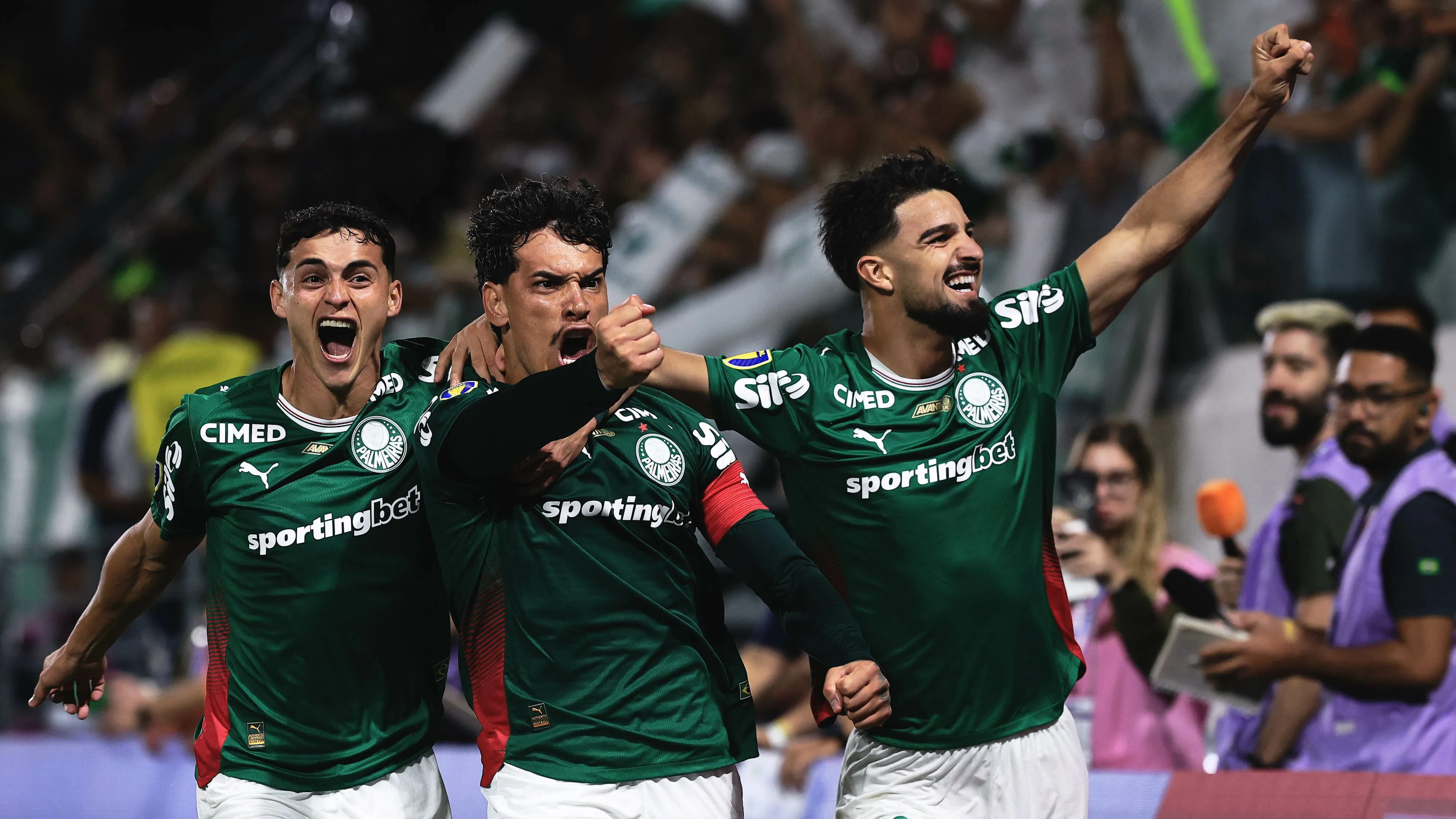 Gustavo Gómez jogador do Palmeiras comemora seu gol, anulado posteriormente, com jogadores do seu time durante partida contra o Novorizontino no estadio Arena Barueri pelo campeonato Paulista 2026. Foto: Ettore Chiereguini/AGIF