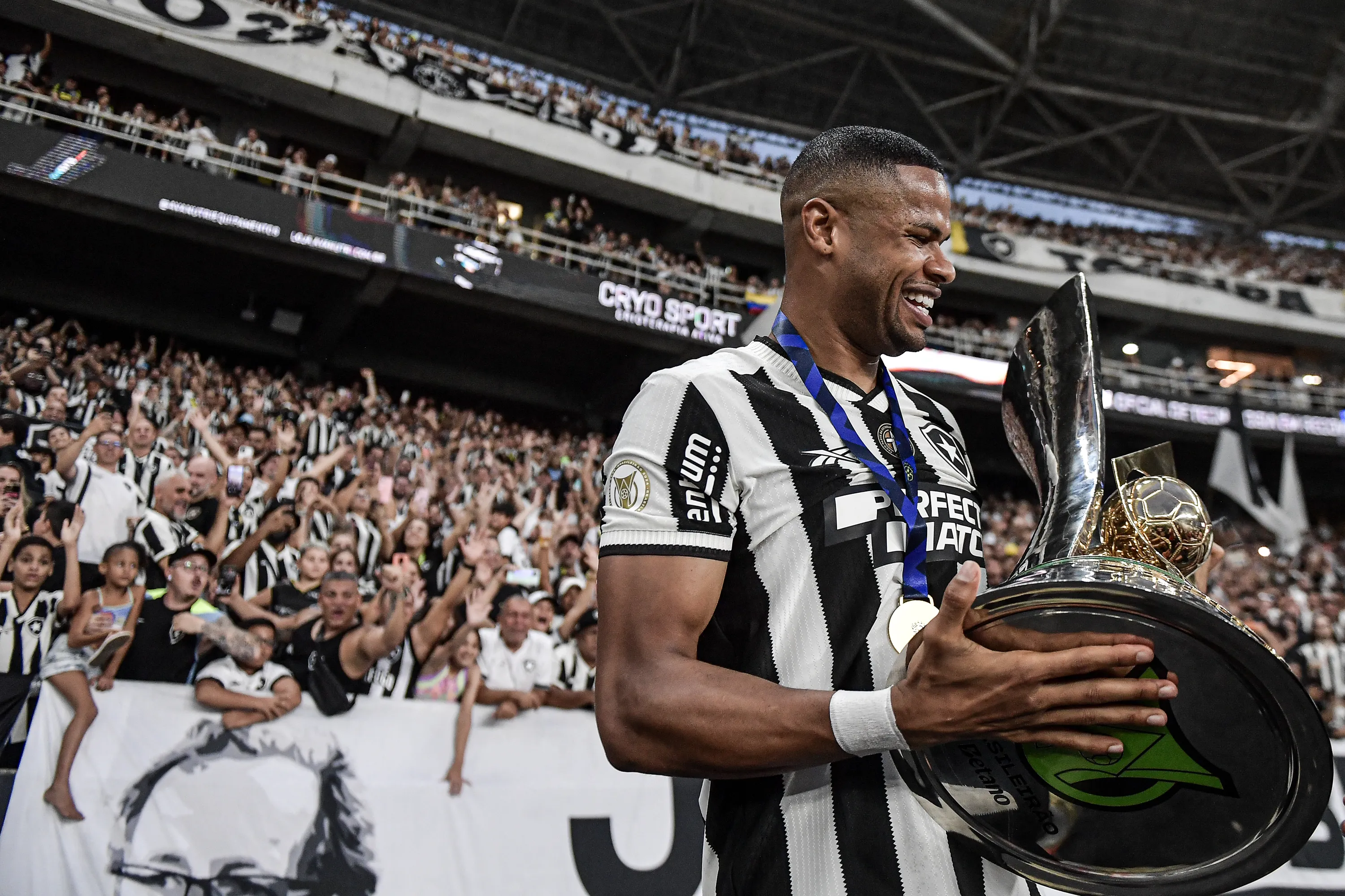 Júnior Santos com a taça de campeão brasileiro, em 2024. Foto: Thiago Ribeiro/AGIF
