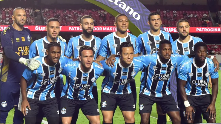 Jogadores do Gremio posam para foto antes na partida contra Sao Paulo no estadio Morumbi pelo campeonato Brasileiro A 2026. Foto: Jota Erre/AGIF