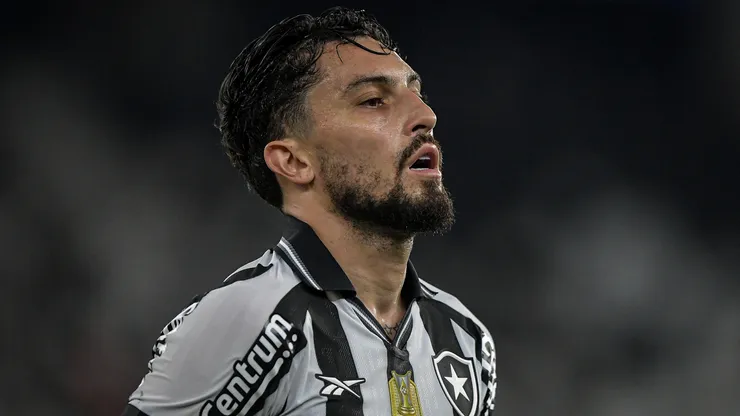 Alex Telles tem contrato com o Botafogo até o fim de 2026 - Foto: Thiago Ribeiro/AGIF