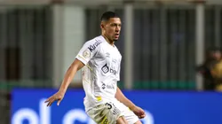 Alex Nascimento em jogo pelo Santos, em 2023