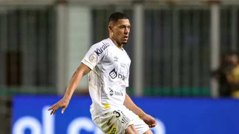 Alex Nascimento em jogo pelo Santos, em 2023