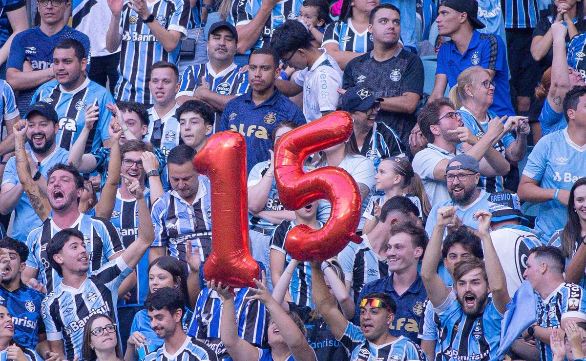 Torcedores do Grêmio chegam confiantes ao Estádio Beira-Rio antes da final contra o Internacional