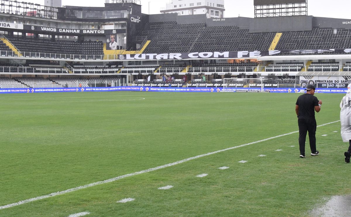 Santos aproveita pausa no calendário para revitalizar gramado da Vila Belmiro para próxima partida