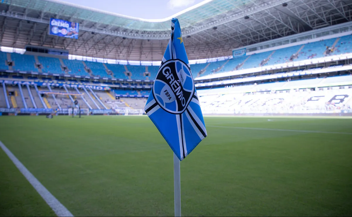 Torcedores do Grêmio enfrentam ataque a ônibus antes da importante final do Gaúcho 2026 contra o Internacional