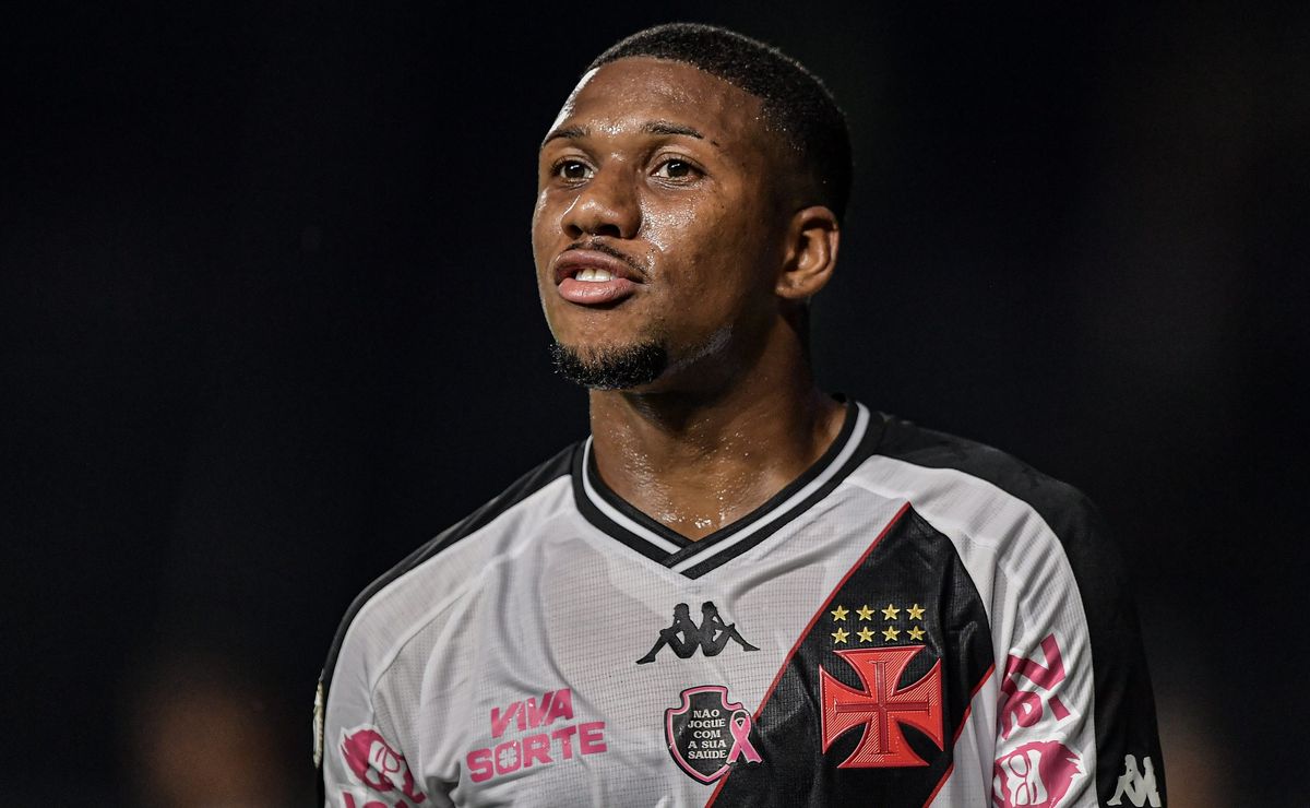 Golaço de Leandrinho atuando pelo Al Sharjah repercute entre torcedores do Vasco