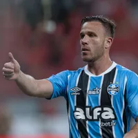 Arthur liga para ídolo do Grêmio antes da final contra o Inter