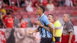 Zagueiro comemora gol no Gre-Nal