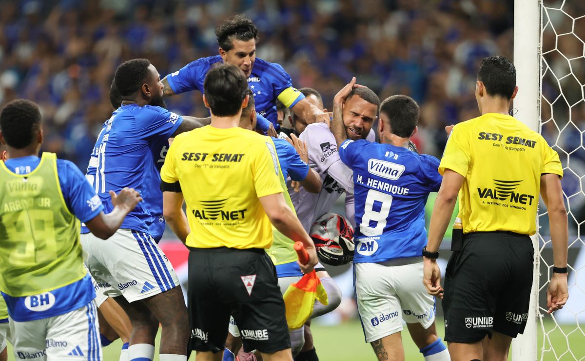 Com briga generalizada, Cruzeiro é campeão do Campeonato Mineiro após vencer Atlético-MG por 1 a 0