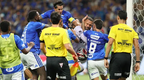 MG – BELO HORIZONTE – 08/03/2026 – MINEIRO 2026, CRUZEIRO X ATLETICO – BRIGa generalizada entre Cruzeiro x Atlético-MG em briga na final do Campeonato Mineiro