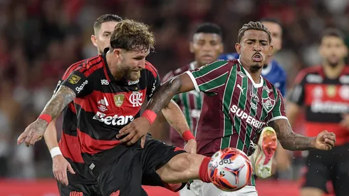 Leo Pereira jogador do Flamengo disputa lance com John Kennedy jogador do Fluminense durante partida no estadio Maracana pelo campeonato Carioca 2026. Foto: Thiago Ribeiro/AGIF
