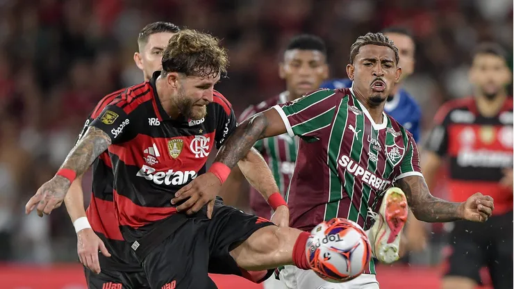 Leo Pereira jogador do Flamengo disputa lance com John Kennedy jogador do Fluminense durante partida no estadio Maracana pelo campeonato Carioca 2026. Foto: Thiago Ribeiro/AGIF