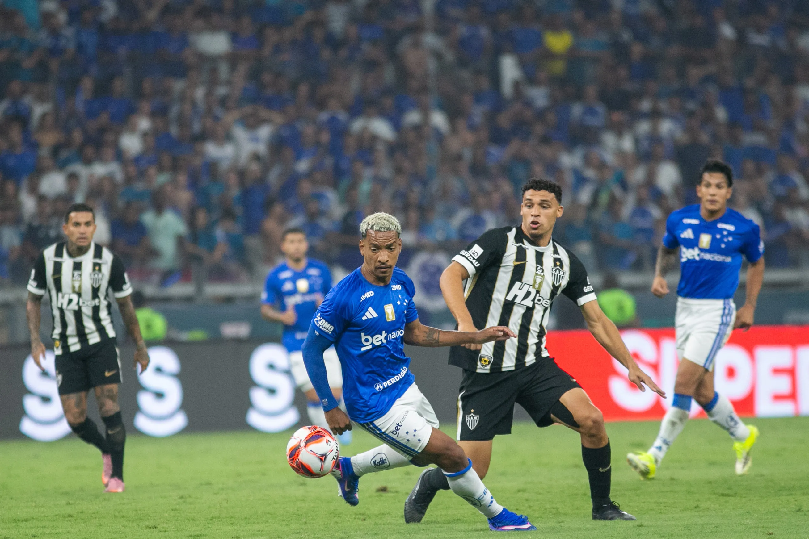 Matheus `Pereira  jogador do Cruzeiro durante partida contra o Atlético. Foto: Fernando Moreno/AGIF