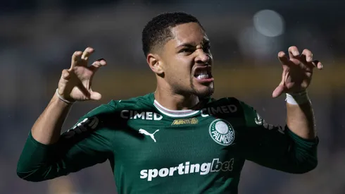 Vitor Roque celebra gol diante do Novorizontino