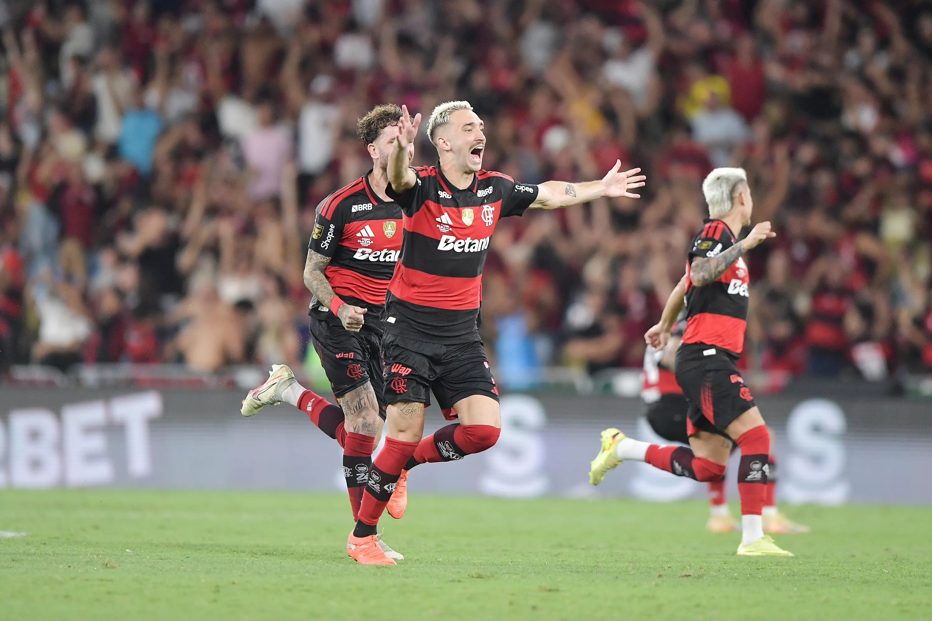 Léo Ortiz celebra título do Campeonato Carioca. Foto: Thiago Ribeiro/AGIF