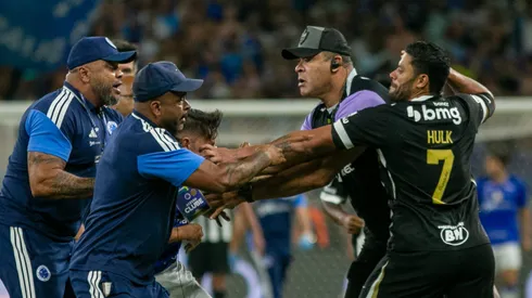 – Tumulto entre jogadores do Cruzeiro e jogadores do Atletico durante partida no estadio Mineirao pelo campeonato Mineiro 2026.