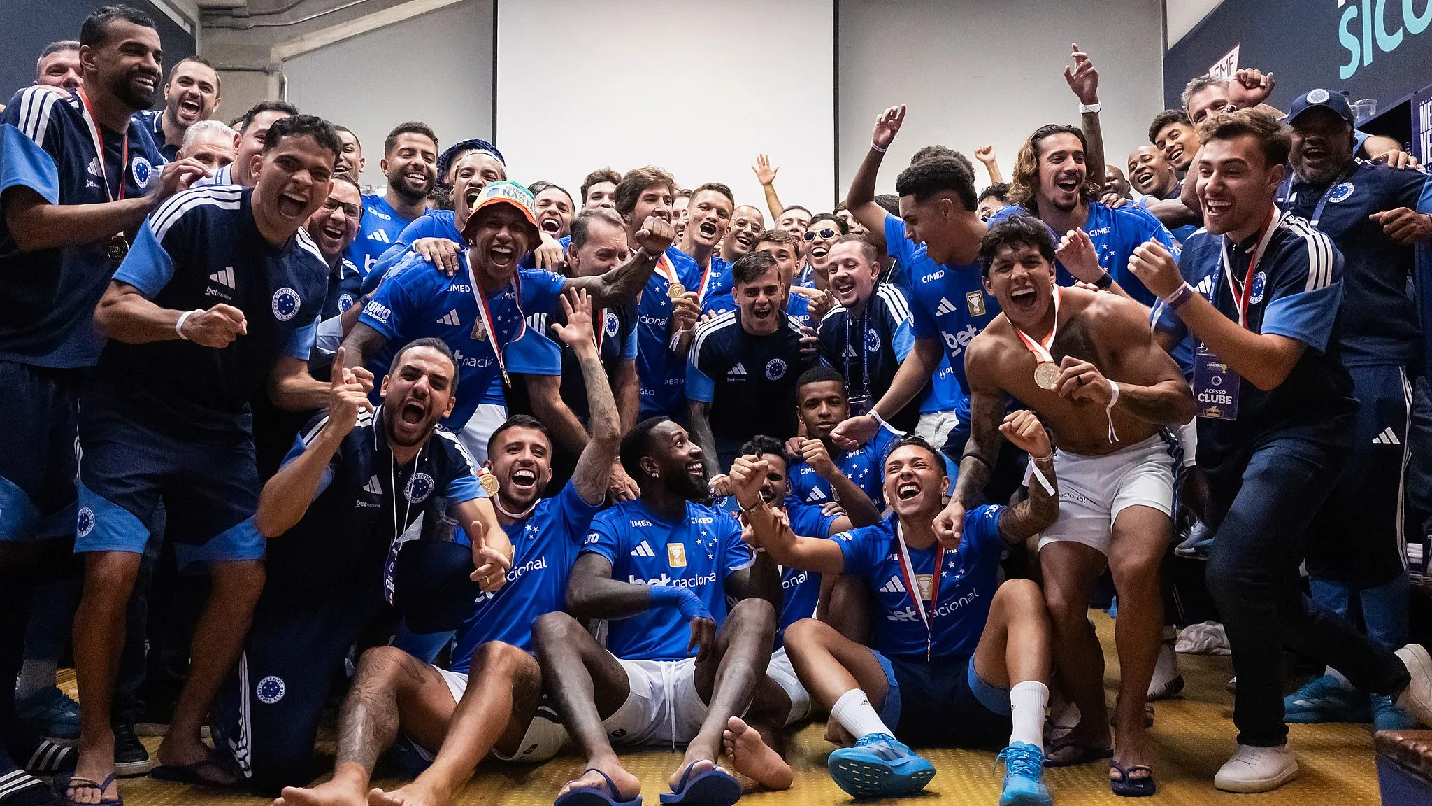 Elenco do Cabuloso comemora a conquista do título Estadual no vestiário do Mineirão – Foto: Gustavo Aleixo/Cruzeiro