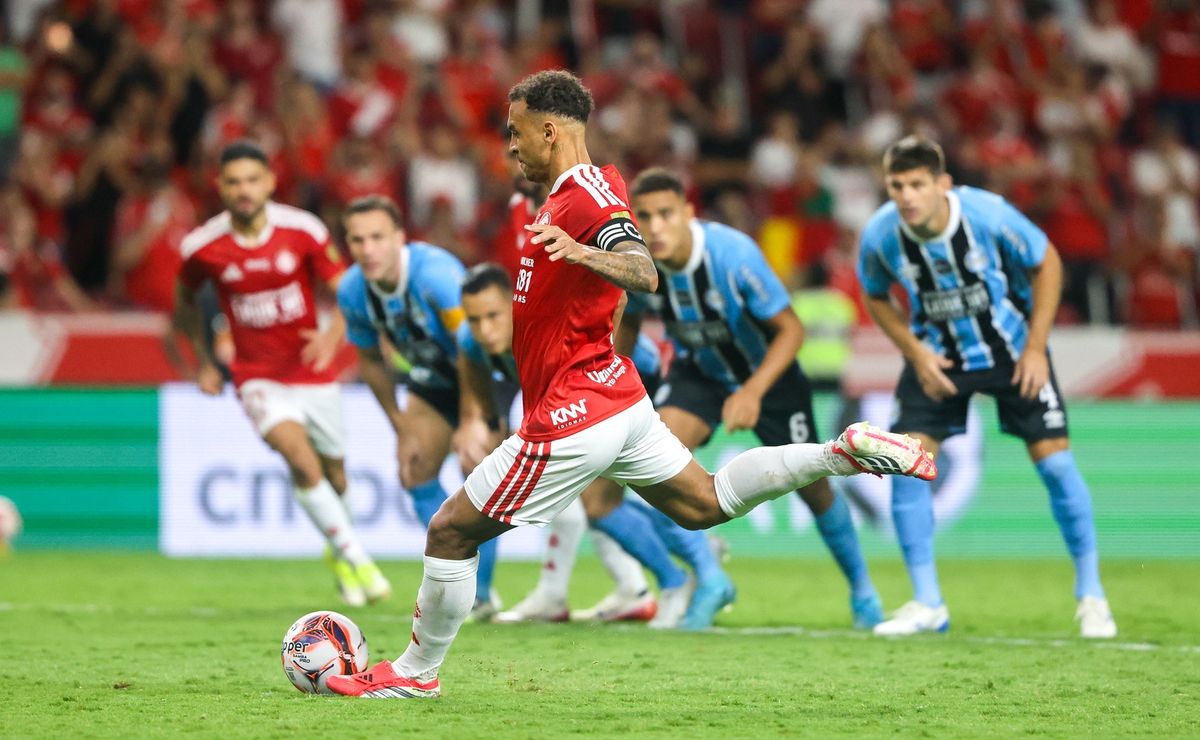 Carlos Simon determina erro por não expulsão de jogador do Internacional e aponta pênalti em Alan Patrick