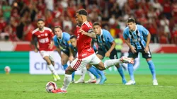 Alan Patrick marcou de pênalti o gol do Inter no Grenal