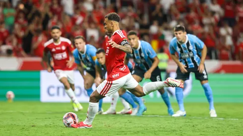 Alan Patrick marcou de pênalti o gol do Inter no Grenal