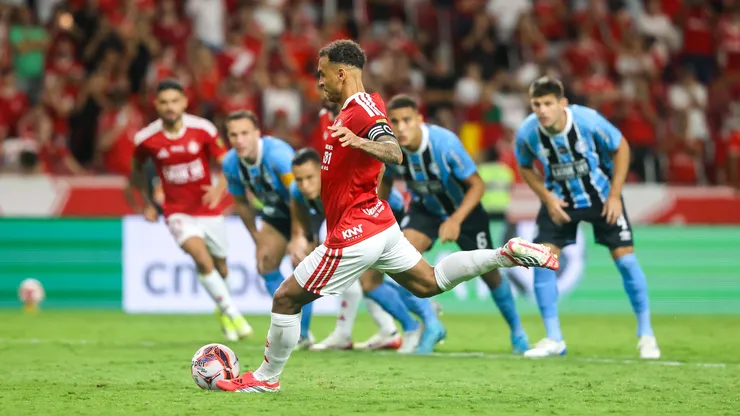 Alan Patrick marcou de pênalti o gol do Inter no Grenal