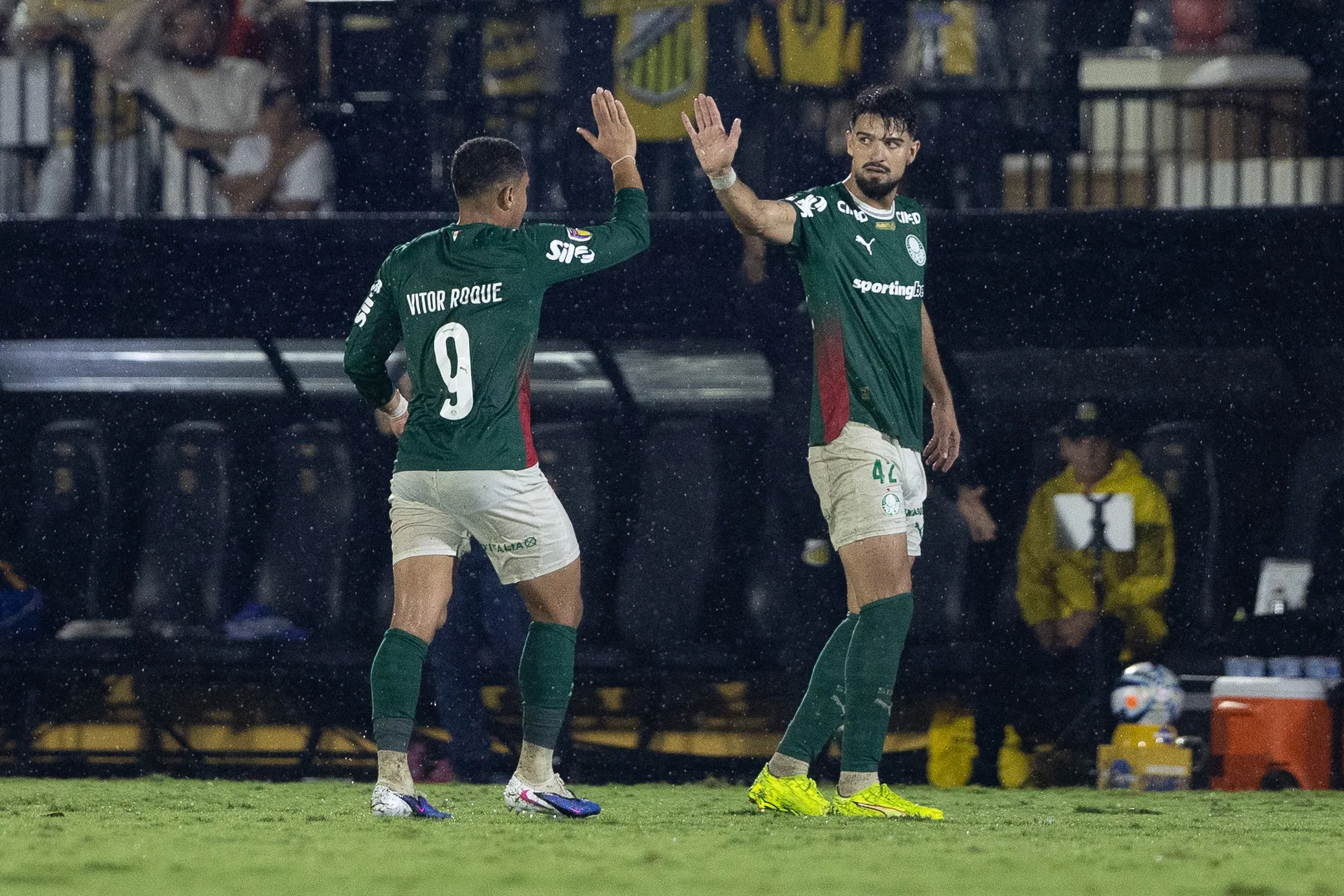Vitor Roque e Flaco López durante a partida contra o Novorizontino. Foto: Joisel Amaral/AGIF