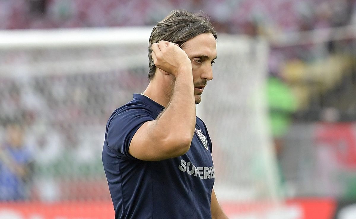 Zubeldía prega respeito ao Flamengo e manda os jogadores do Fluminense ficarem em campo vendo os rubro-negros levantando a taça