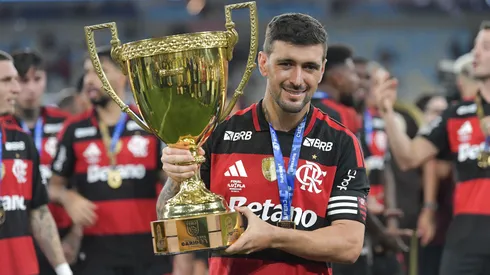 Arrascaeta com a taça do Campeonato Carioca 2026 – Foto: Thiago Ribeiro/AGIF
