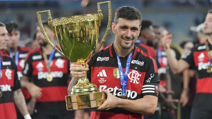 Arrascaeta com a taça do Campeonato Carioca 2026 - Foto: Thiago Ribeiro/AGIF