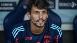 RJ - RIO DE JANEIRO - 12/07/2025 - BRASILEIRO A 2025, FLAMENGO X SAO PAULO - Rodrigo Caio membro da comissao tecnica do Flamengo durante partida contra o Sao Paulo no estadio Maracana pelo campeonato Brasileiro A 2025. Foto: Thiago Ribeiro/AGIF