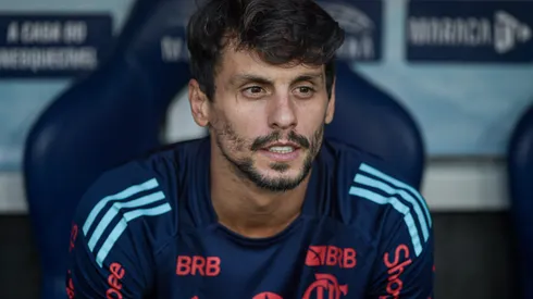 RJ – RIO DE JANEIRO – 12/07/2025 – BRASILEIRO A 2025, FLAMENGO X SAO PAULO – Rodrigo Caio membro da comissao tecnica do Flamengo durante partida contra o Sao Paulo no estadio Maracana pelo campeonato Brasileiro A 2025. Foto: Thiago Ribeiro/AGIF