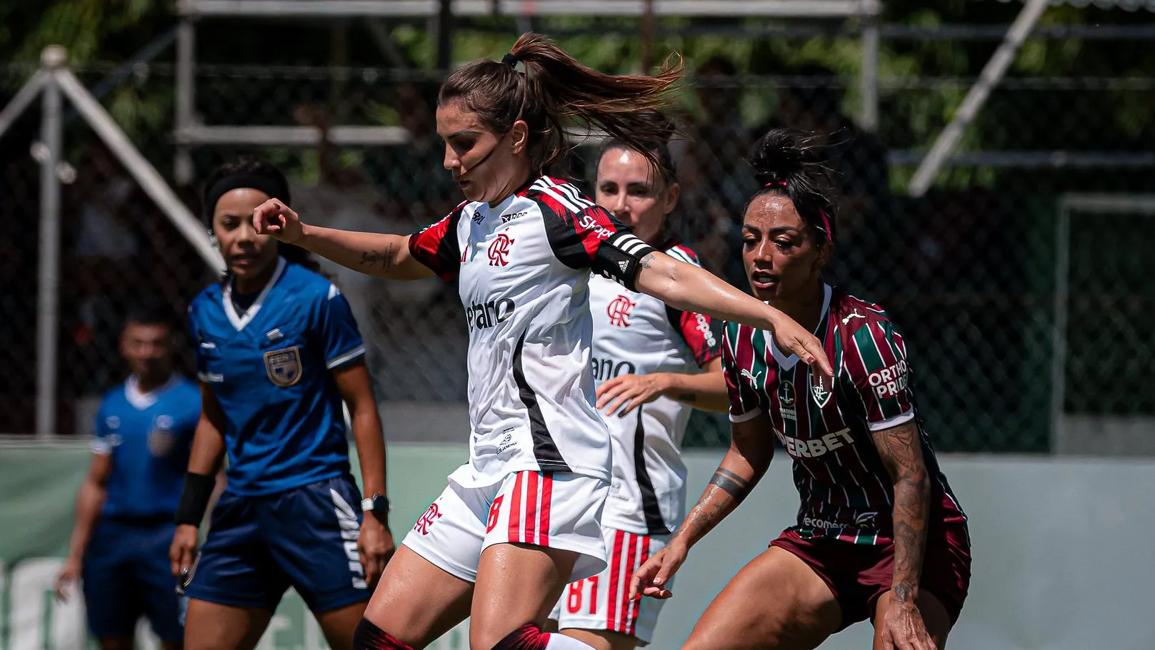 Djeni, jogadora do Flamengo, em campo