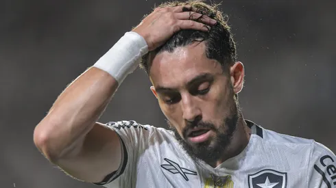 Alex Telles segue com renovação parada no Botafogo.