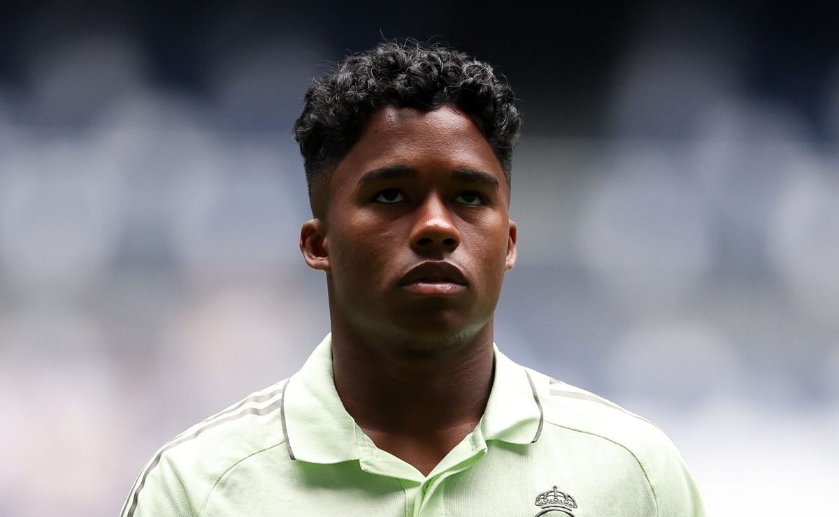 Endrick é vaiado por torcida do Lyon e vai para o banco de reservas pela primeira vez na França