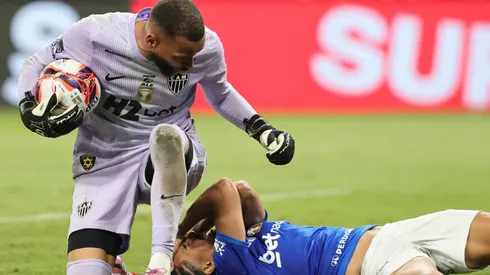 Christian jogador do Cruzeiro disputa lance com Everson jogador do Atlético-MG, que gerou a briga generalizada ao final.