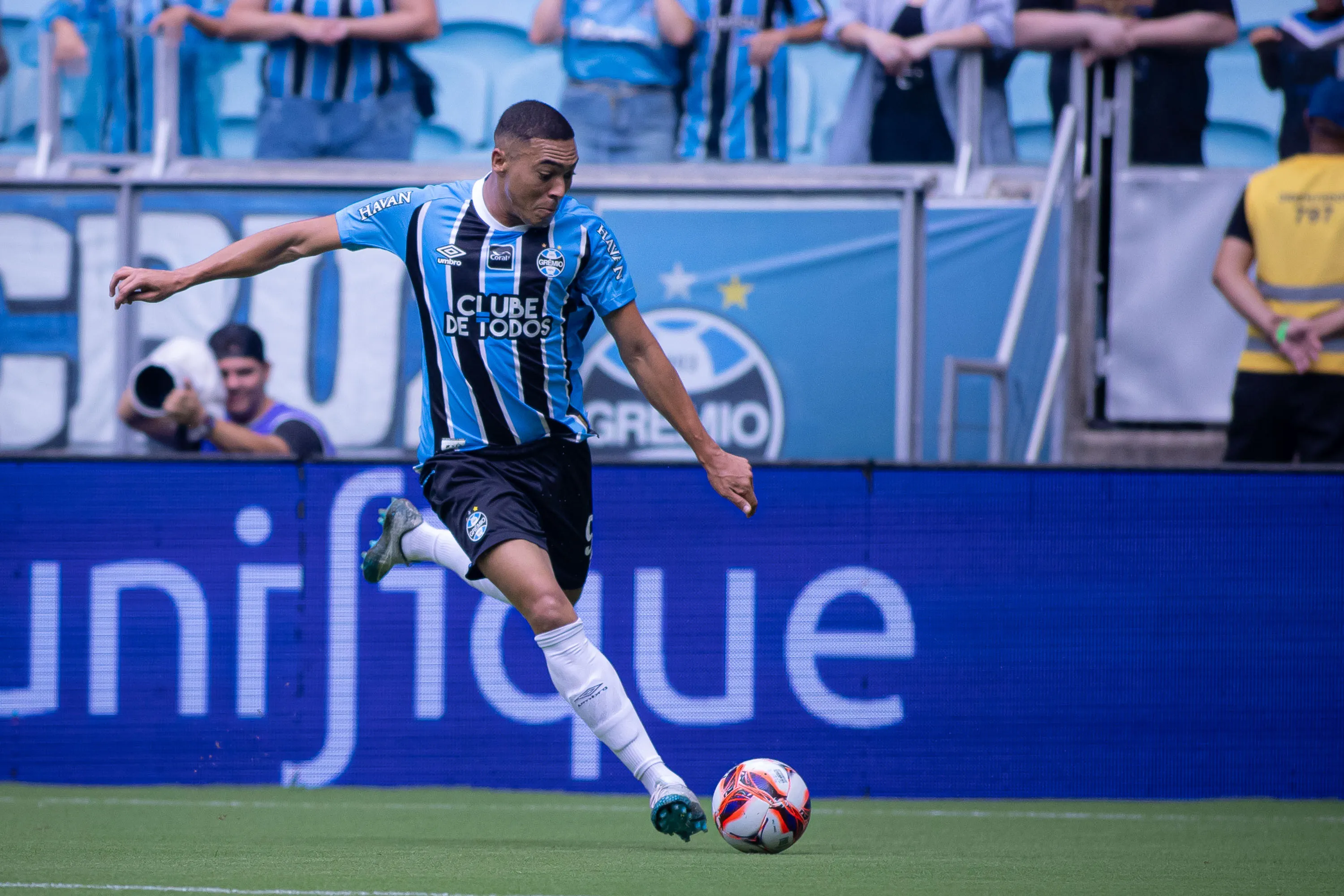 Carlos Vinícius durante partida pelo Grêmio. Foto: Maxi Franzoi/AGIF