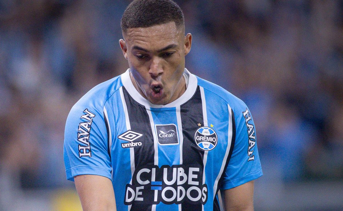 Carlos Vinícius causa após título do Grêmio e faz provocação ao Internacional: “O favorito venceu”