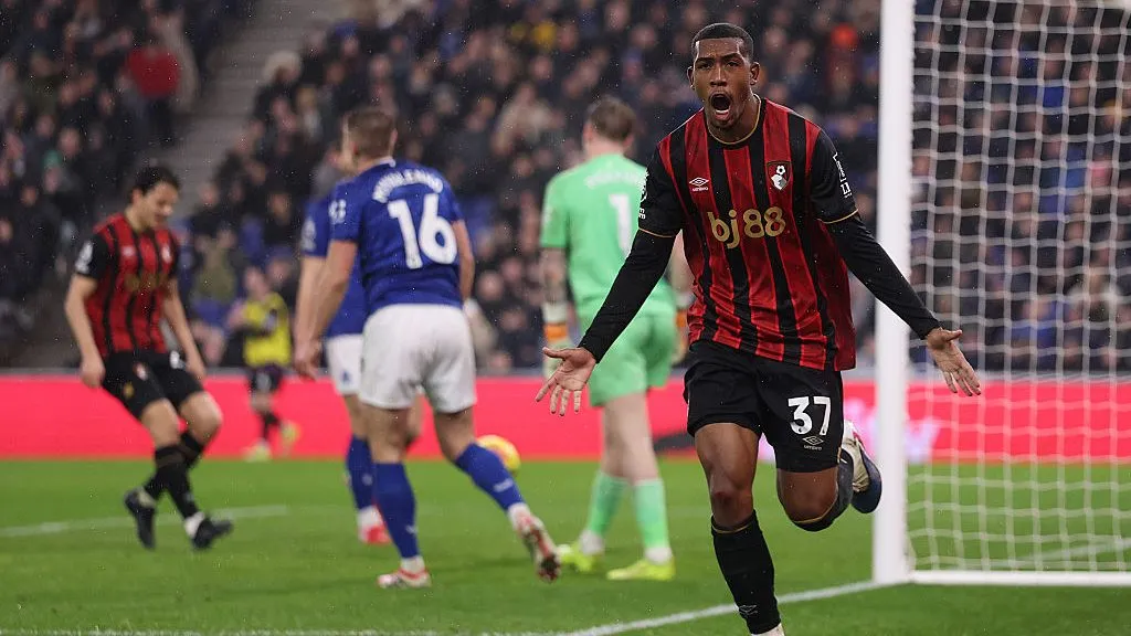 Rayan comemora gol na Premier League – (Photo by Carl Recine/Getty Images)