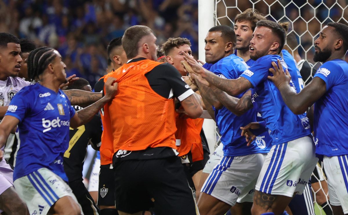 Pancadaria em Cruzeiro x Atlético-MG quebra recorde de expulsões no futebol brasileiro após 23 cartões vermelhos