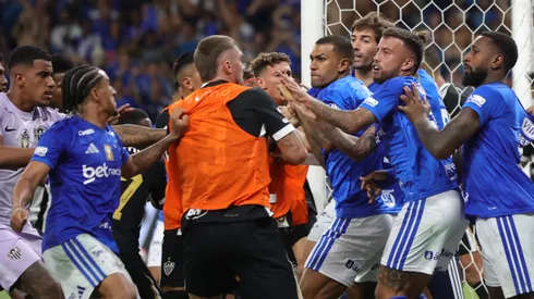 Briga generalizada entre jogadores do Cruzeiro com jogadores do Atletico durante partida no estadio Mineirao pelo campeonato Mineiro 2026. Foto: Gilson Lobo/AGIF