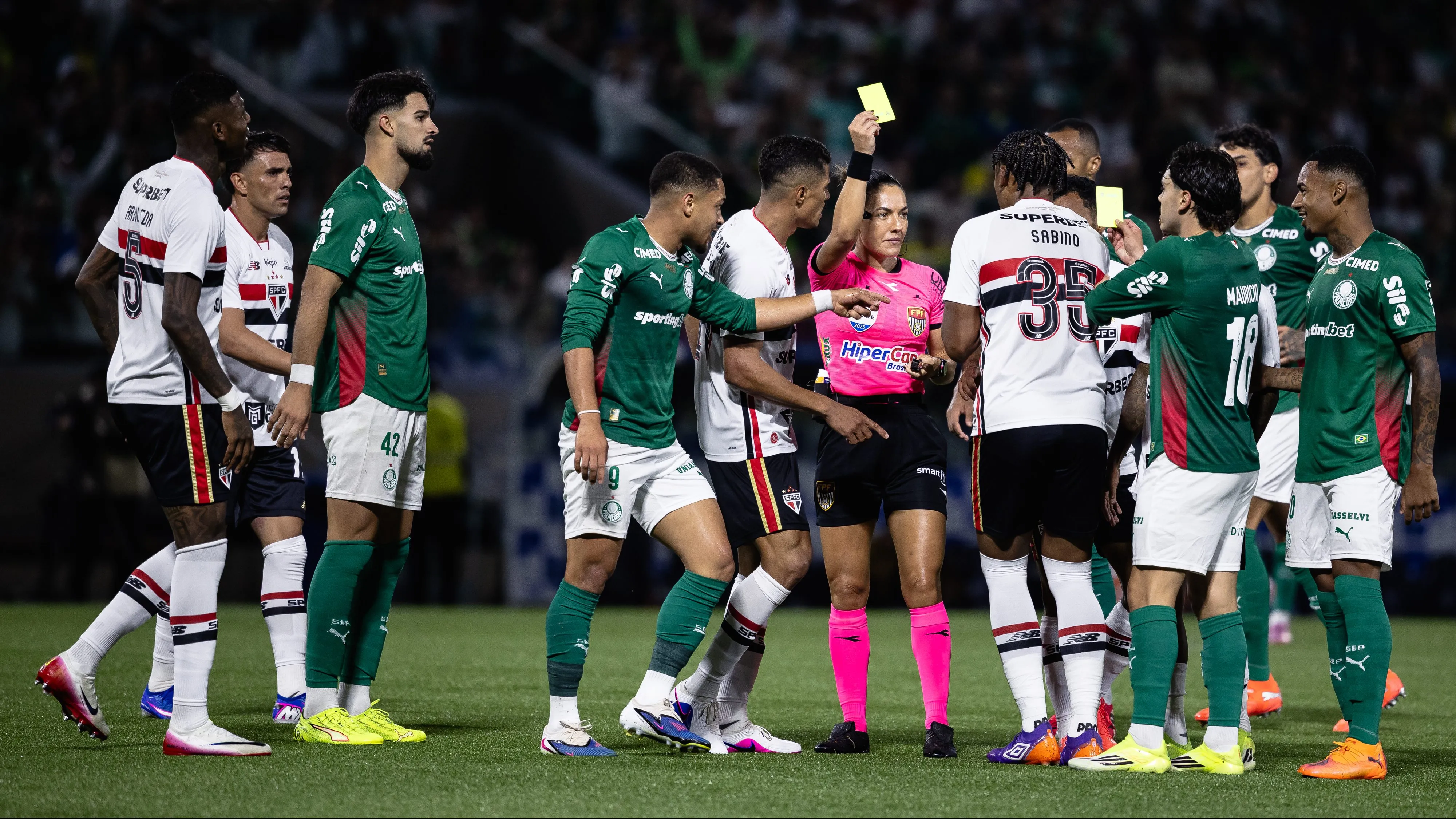 Arbitragem do clássico foi muito polêmica - Foto: Ettore Chiereguini/AGIF.