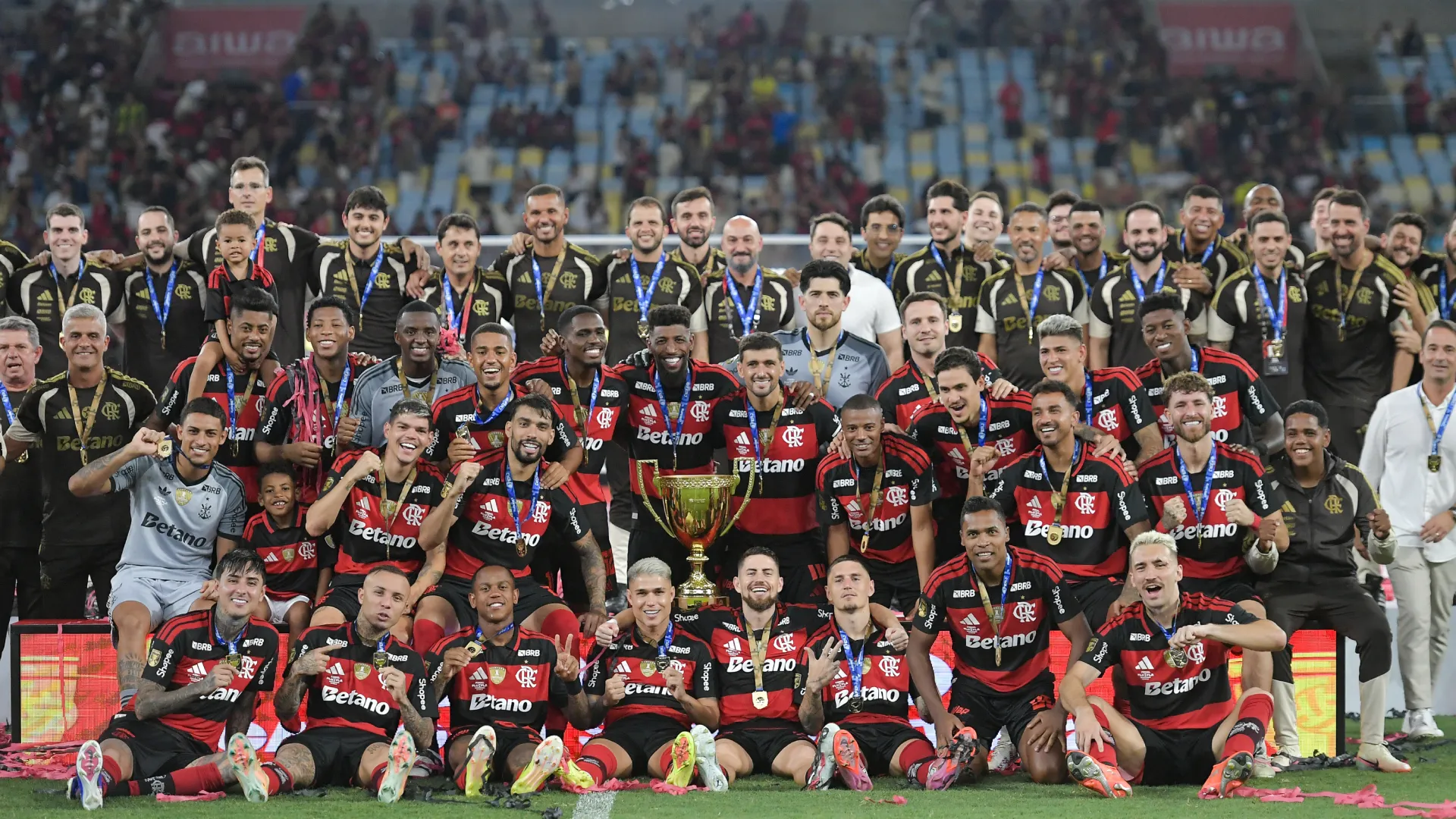 Jogadores do Flamengo em campo com a taça – Foto: Thiago Ribeiro/AGIF