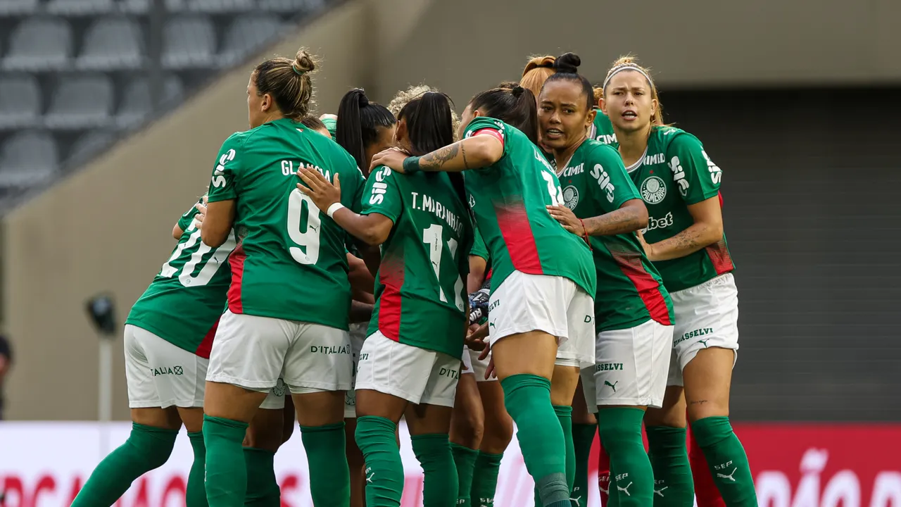 Elenco feminino do Palmeiras em campo