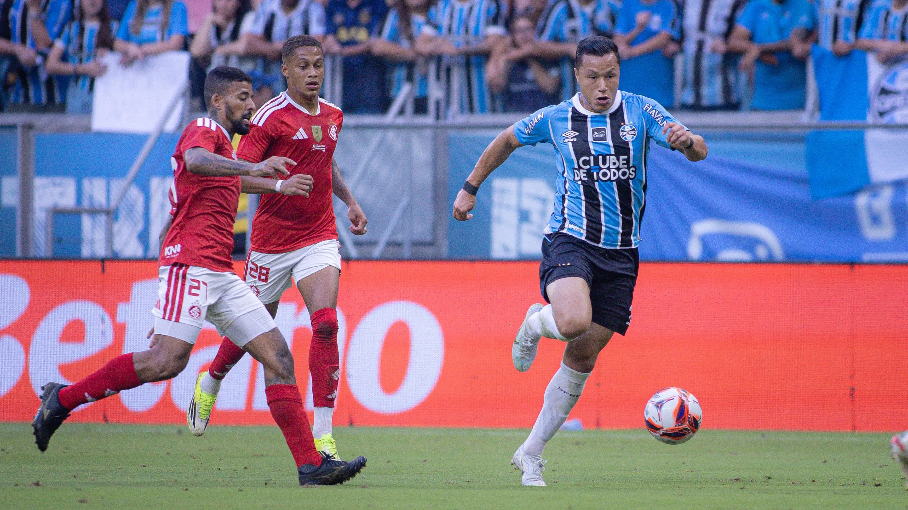 Marlon em ação contra o Inter – Foto: Maxi Franzoi/AGIF