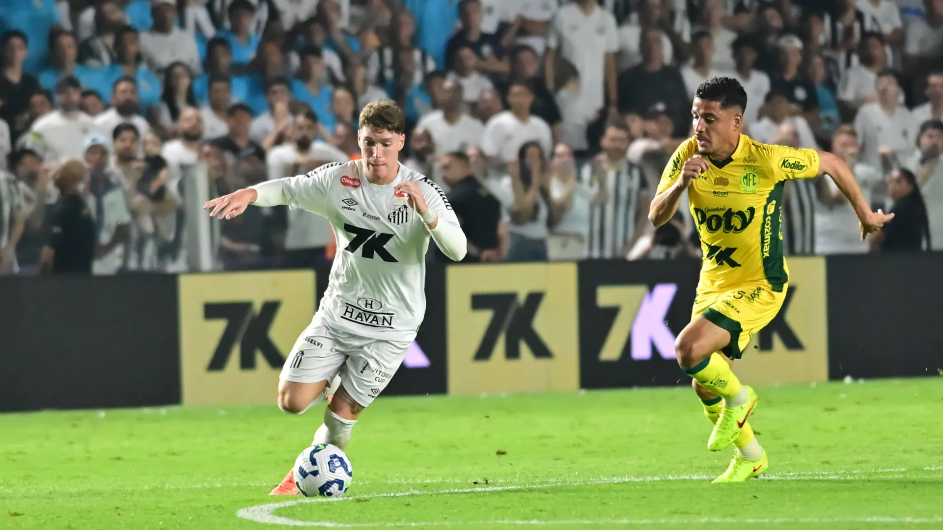 Rollheiser em ação pelo Santos contra o Mirassol – Foto: Jota Erre/AGIF