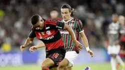 Samuel Lino jogador do Flamengo disputa lance com Canobbio jogador do Fluminense durante partida no estadio Maracana pelo campeonato Carioca 2026. Foto: Alexandre Loureiro/AGIF