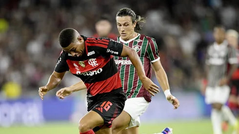 Samuel Lino jogador do Flamengo disputa lance com Canobbio jogador do Fluminense durante partida no estadio Maracana pelo campeonato Carioca 2026. Foto: Alexandre Loureiro/AGIF