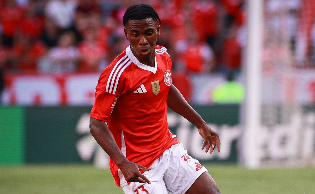 Internacional atrasa parcelas da compra do volante ganês Benjamin Arhin e pode receber nova punição da Fifa