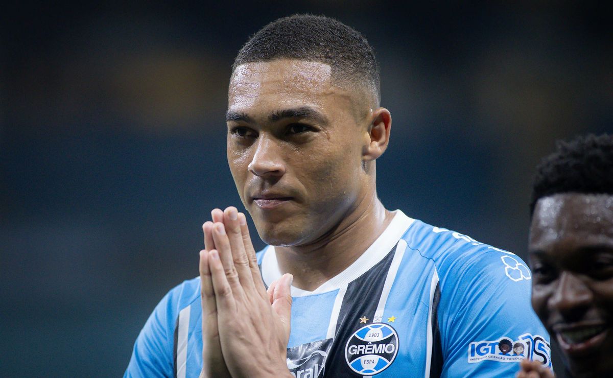 Grêmio tem reunião presencial com representante de Carlos Vinícius e inicia contatos pela renovação