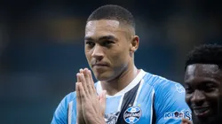 Carlos Vinícius pode renovar com o Grêmio.